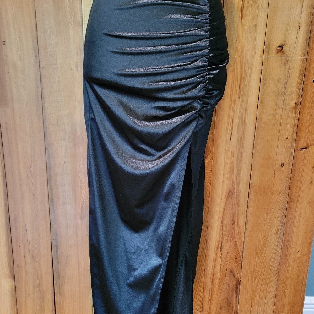 Elegant Black Satin Dress - Picture 3 of 10
